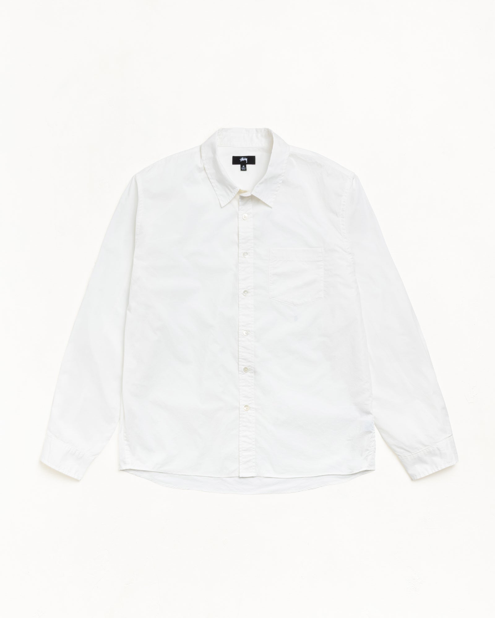 Stüssy Standard LS Shirt ホワイトコットンのボタンアップ長袖シャツ、胸ポケット付き