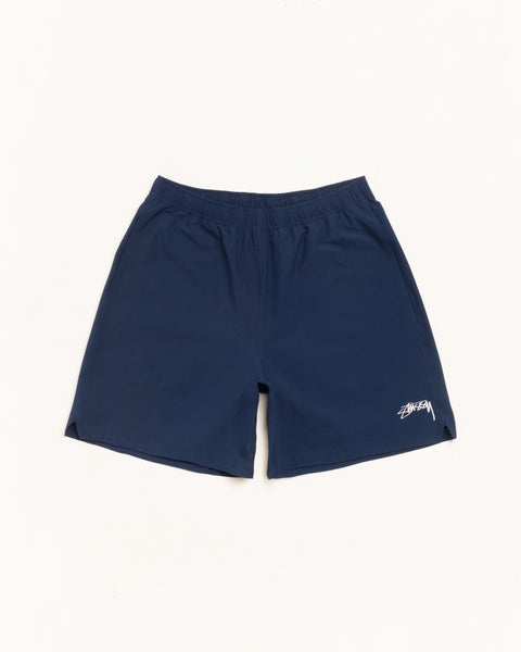 ネイビーのSport Short、ユニセックス仕様のパフォーマンス生地、伸縮ウエストとStüssyロゴ