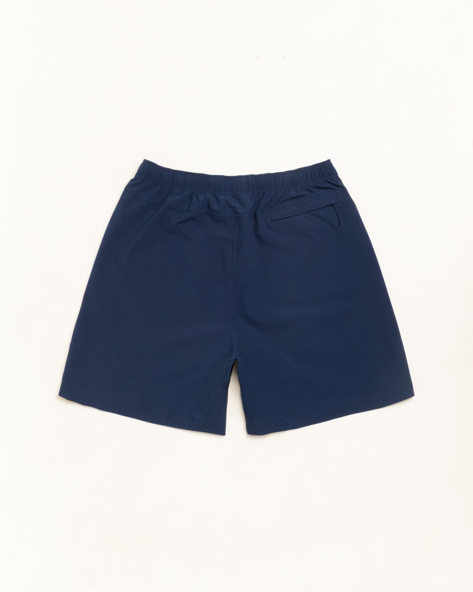 ネイビーのユニセックスSport Short、伸縮ウエストと背面ウェルトジップポケット付きのショーツ