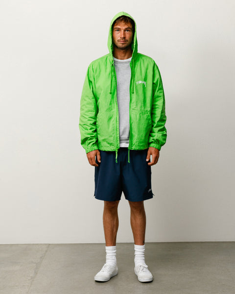 ネイビーのSport Short、伸縮ウエスト仕様で左脚にStüssyロゴを配したショーツ