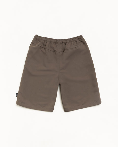 Stüssy Baggy Beach Short ショーツ、オリーブカラーのフロント商品画像、ミニマルなデザイン