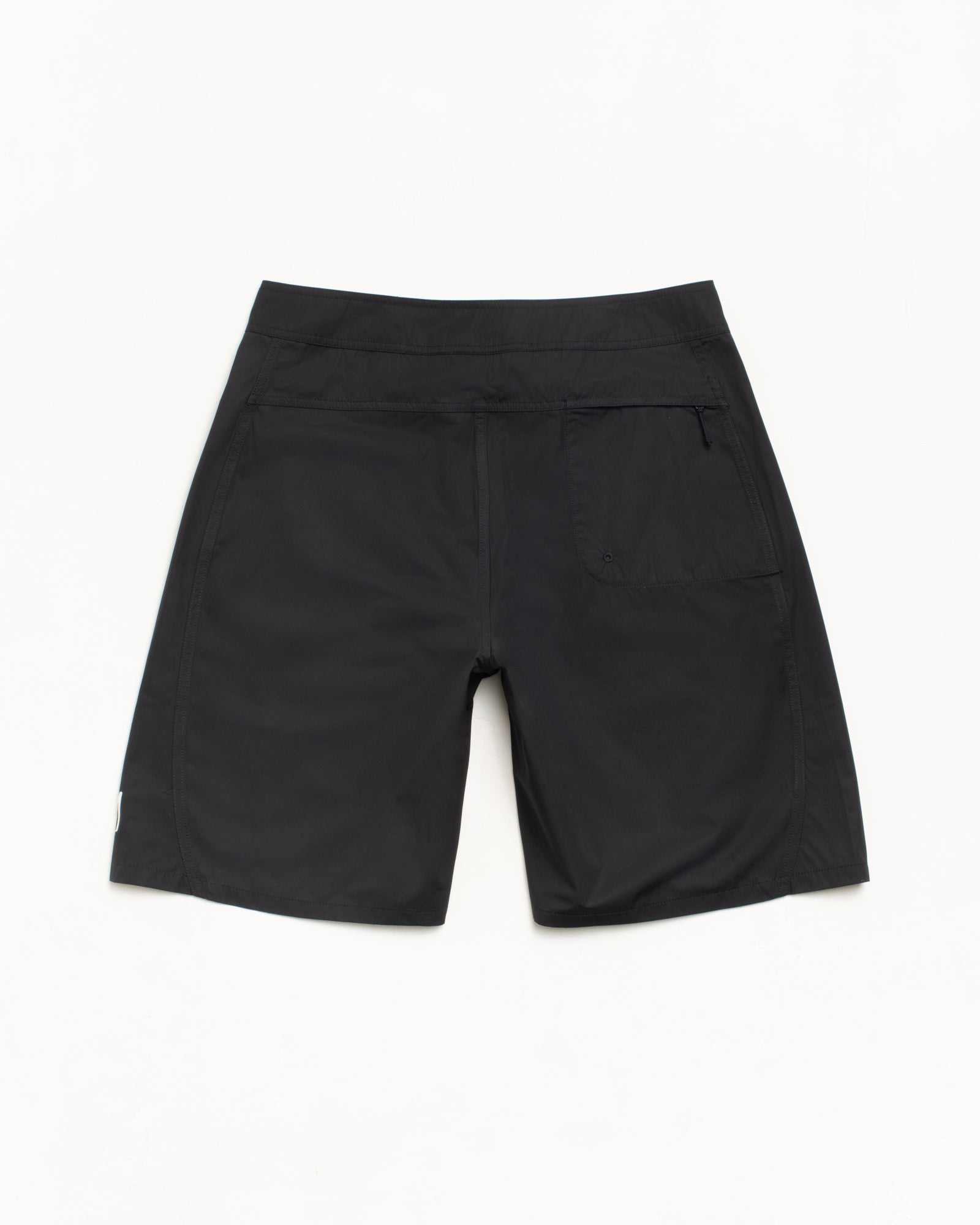 Curved Panel Board Short メンズ レギュラー ブラック 背面にはジップ付きパッチポケットを装備したStüssyによるリラックスフィットのボードショーツ。