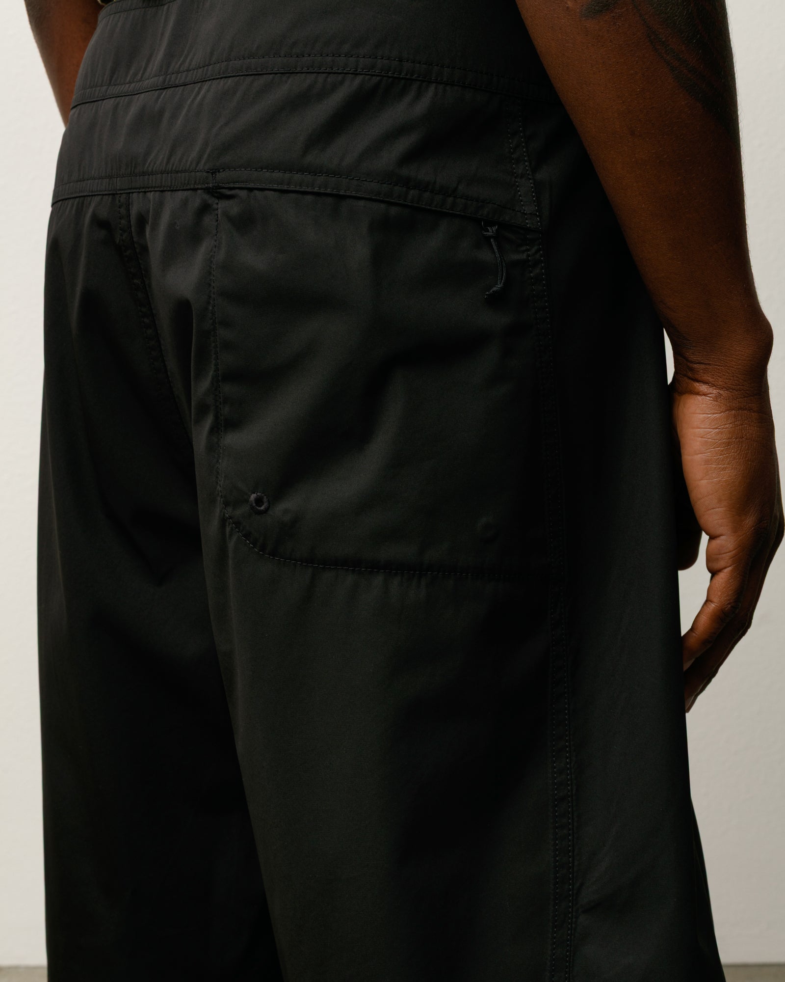 Curved Panel Board Short ボトムス ブラック。パネル切り替えとリラックスフィットが特徴のStüssyのボードショーツ。