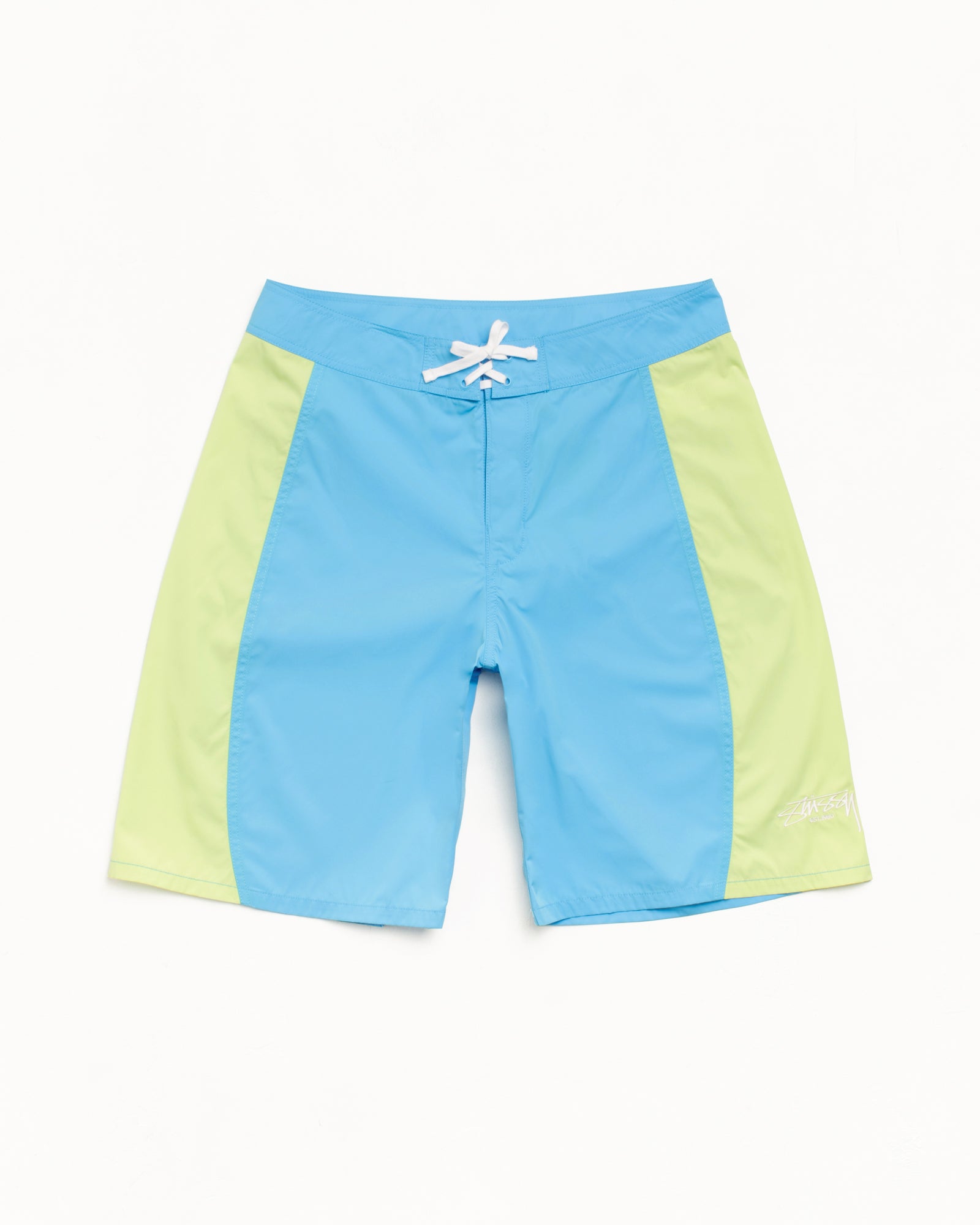 サイドに施されたイエローの切り替えが特徴的な、Stüssy カーブドパネル ボードショーツ メンズ レギュラー カラー：ライトブルー