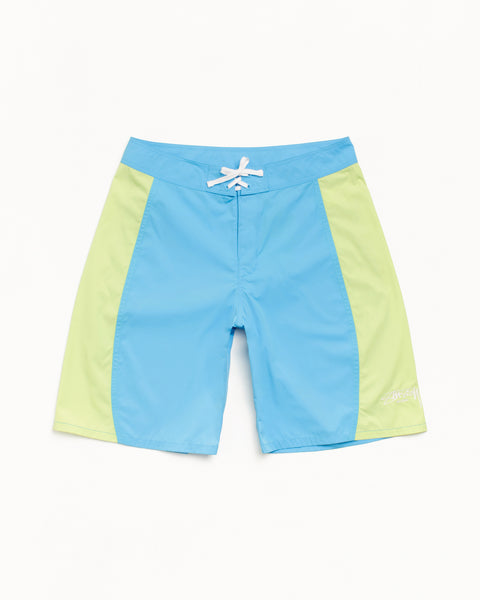 サイドに施されたイエローの切り替えが特徴的な、Stüssy カーブドパネル ボードショーツ メンズ レギュラー カラー：ライトブルー