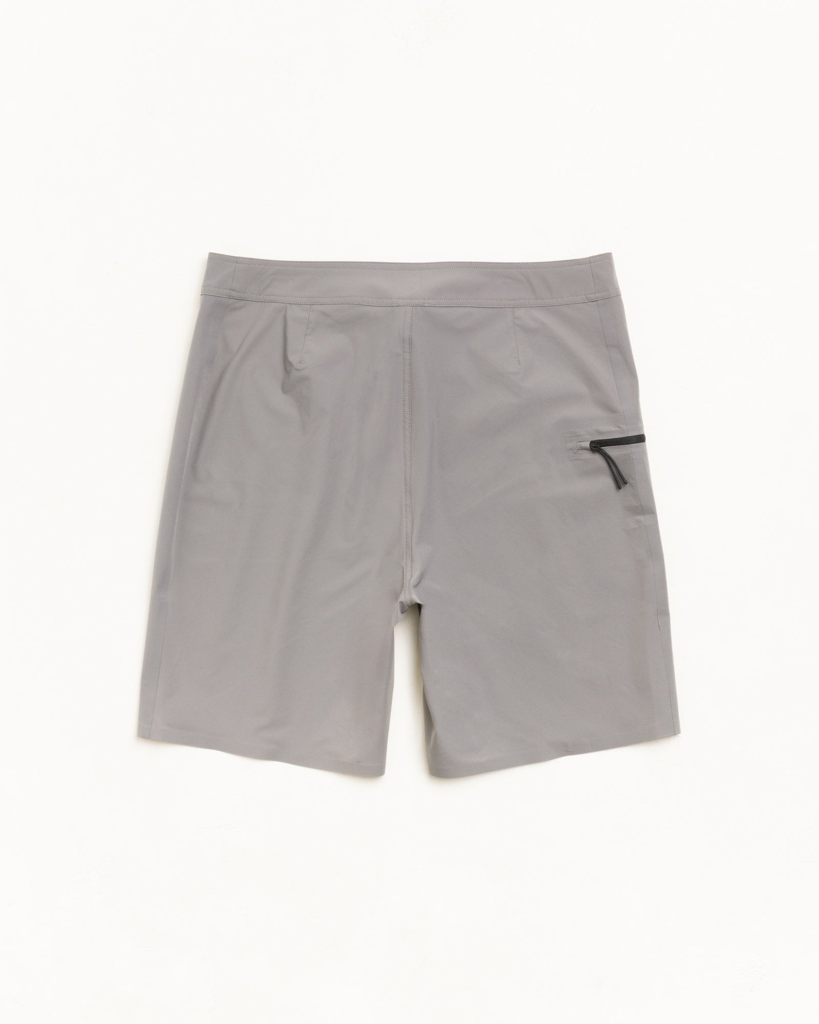 PEAK BOARD SHORT ユニセックス グレー、ストレッチナイロン製ボードショーツ、サイドジップポケット、背面