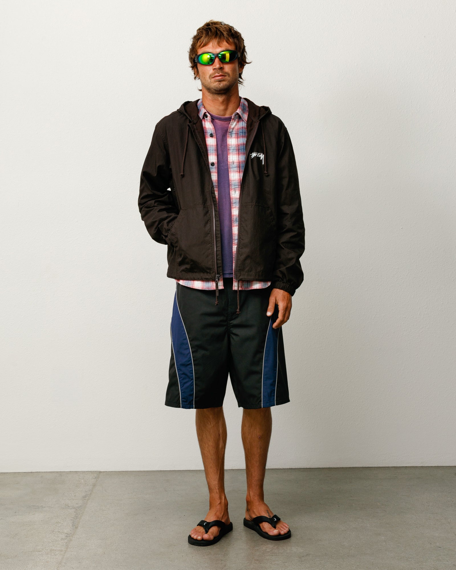 Stüssy COVE BOARD SHORT ブラックのユニセックスリラックスボードショーツ、コントラストパネルとパイピング付き