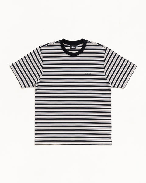 ブラック×ホワイトの水平ストライプ半袖Tシャツ、リブ編みクルーネックのカジュアルなユニセックス仕様。