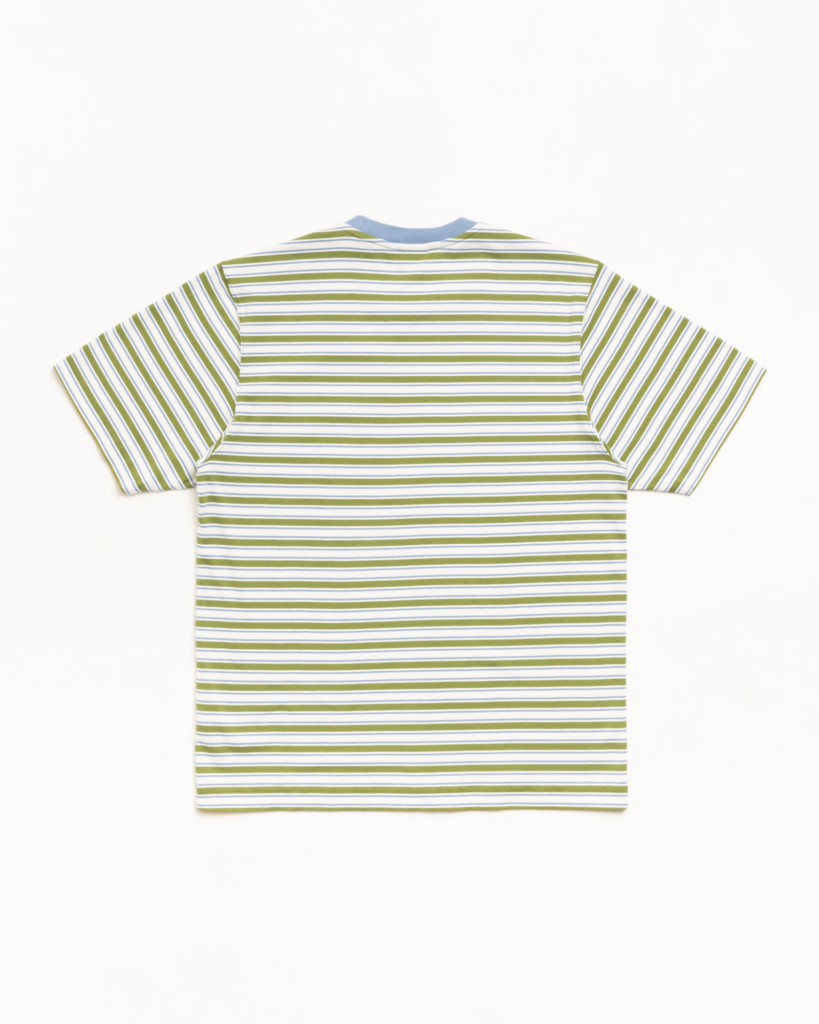 モスグリーンの細いピッチのストライプ半袖コットンニットTシャツ、クルーネック、背面を平置きで撮影した画像