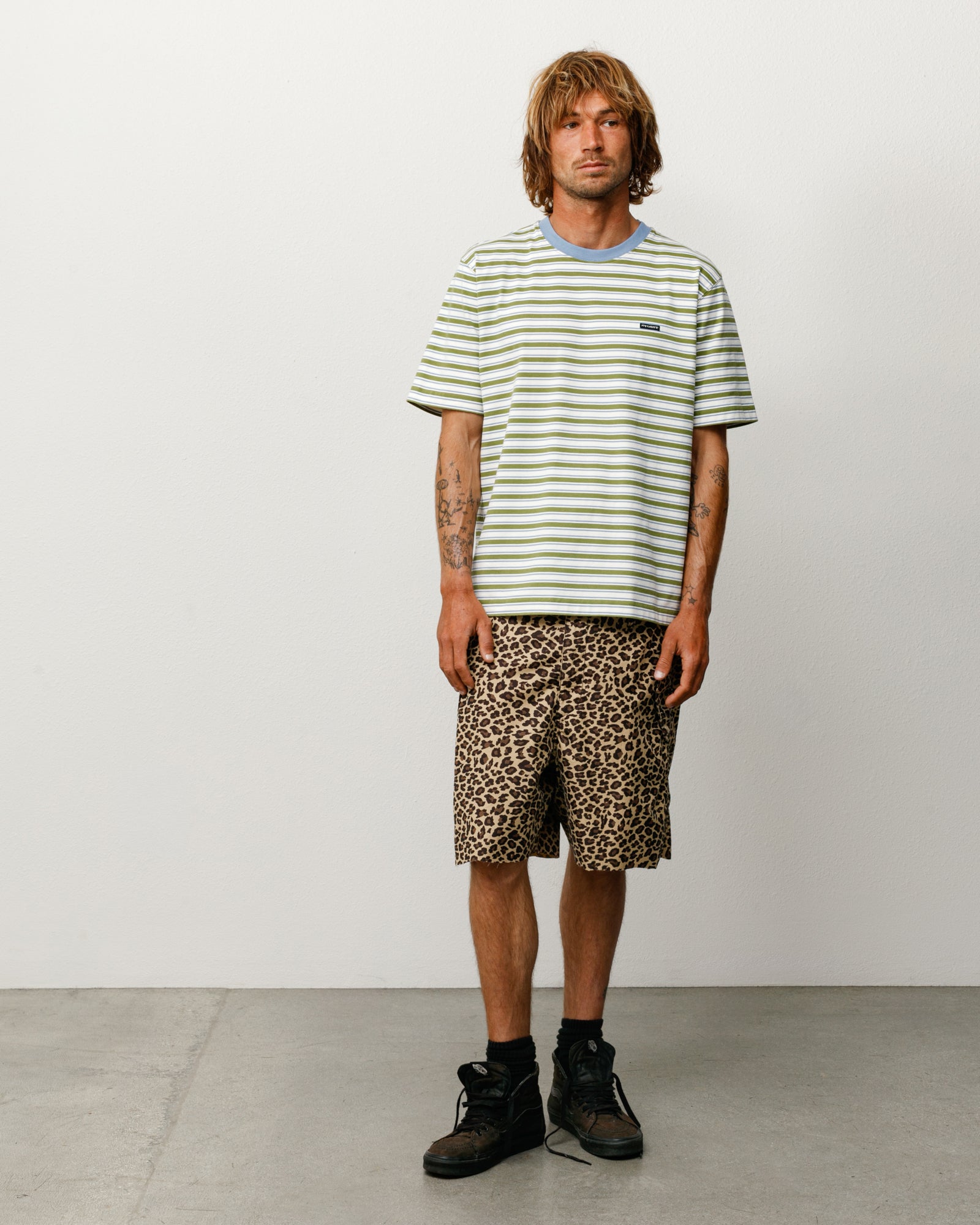 モスのビーチストライプTシャツ、ブルーのリブ襟、モデル正面着用