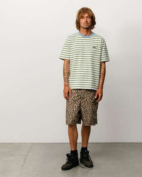 モスのビーチストライプTシャツ、ブルーのリブ襟、モデル正面着用