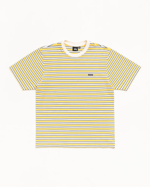 イエロー×ホワイト×ブラックのストライプ柄ユニセックス半袖Tシャツ。ジャージー生地、リブ襟、胸にパッチロゴ。