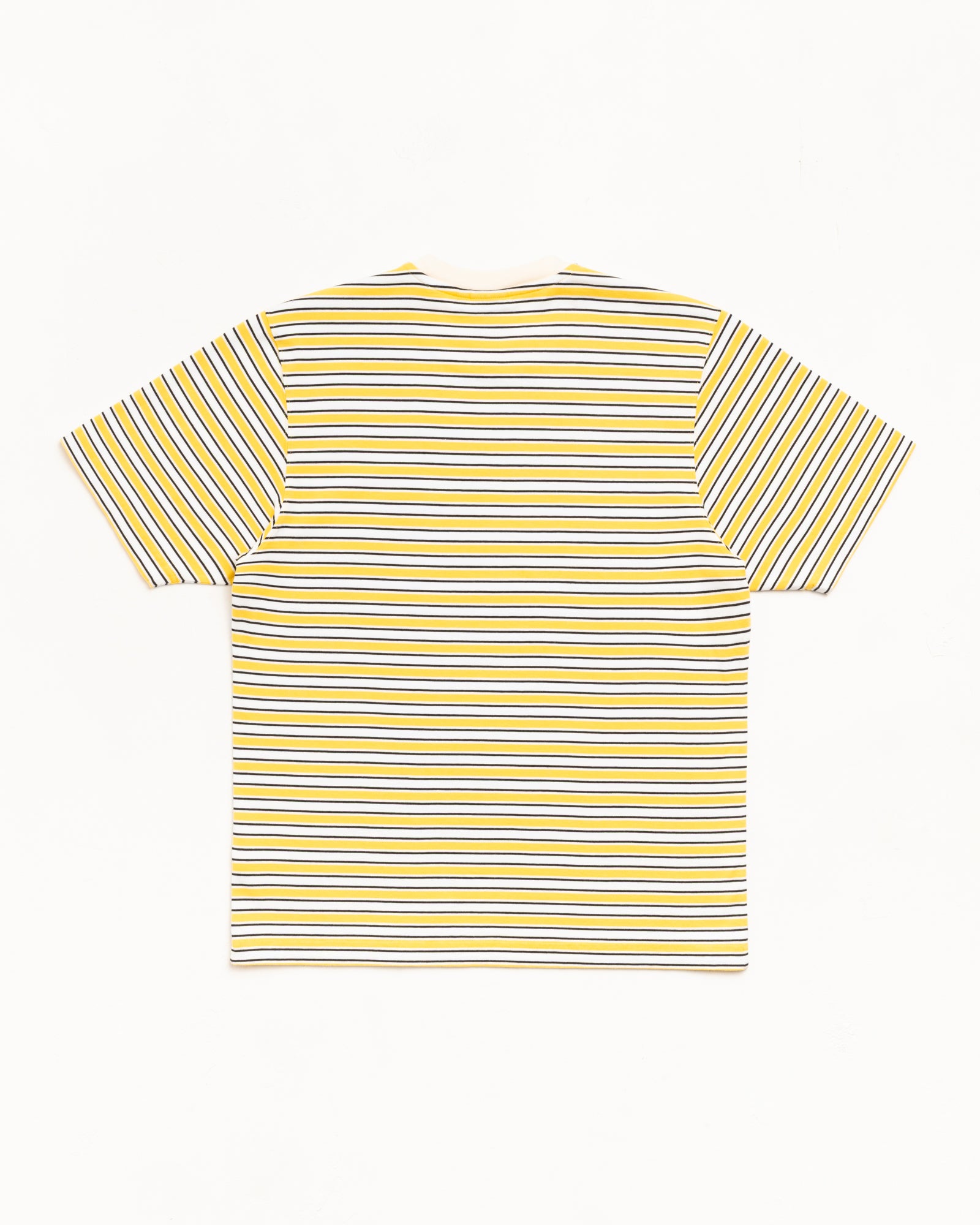 イエローの横ボーダー柄半袖Tシャツの背面ビュー、ビーチストライプの水平ラインが全体に走るデザインです