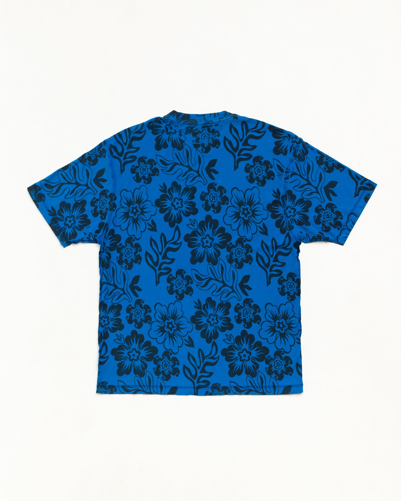 Stüssy LAZY FLORAL TEE、スポーツブルーのユニセックス半袖Tシャツ、全面フローラル柄