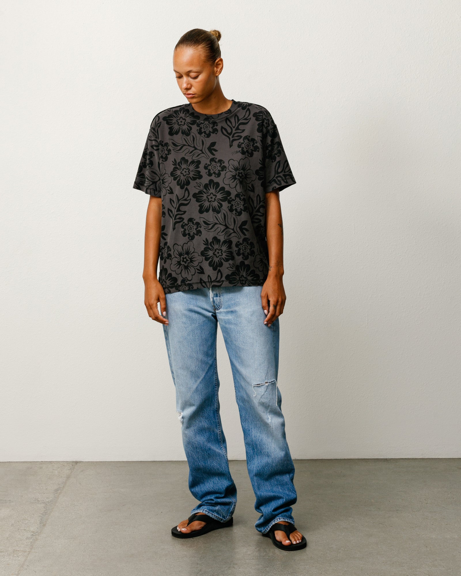 Lazy Floral Tee ユニセックスの半袖Tシャツ ヴィンテージブラック