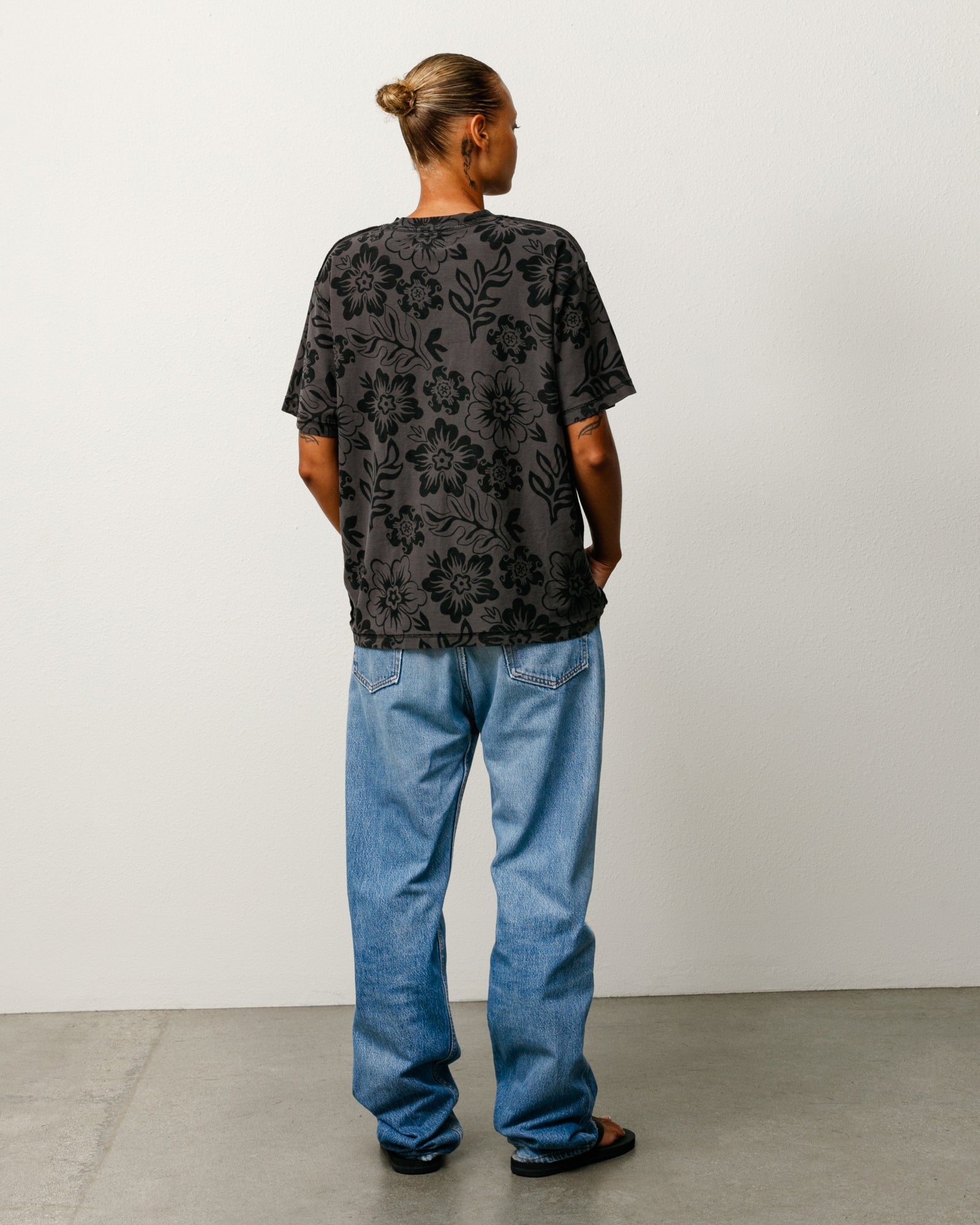 Stüssy レイジー フローラル ティー Tシャツ（ヴィンテージブラック）
