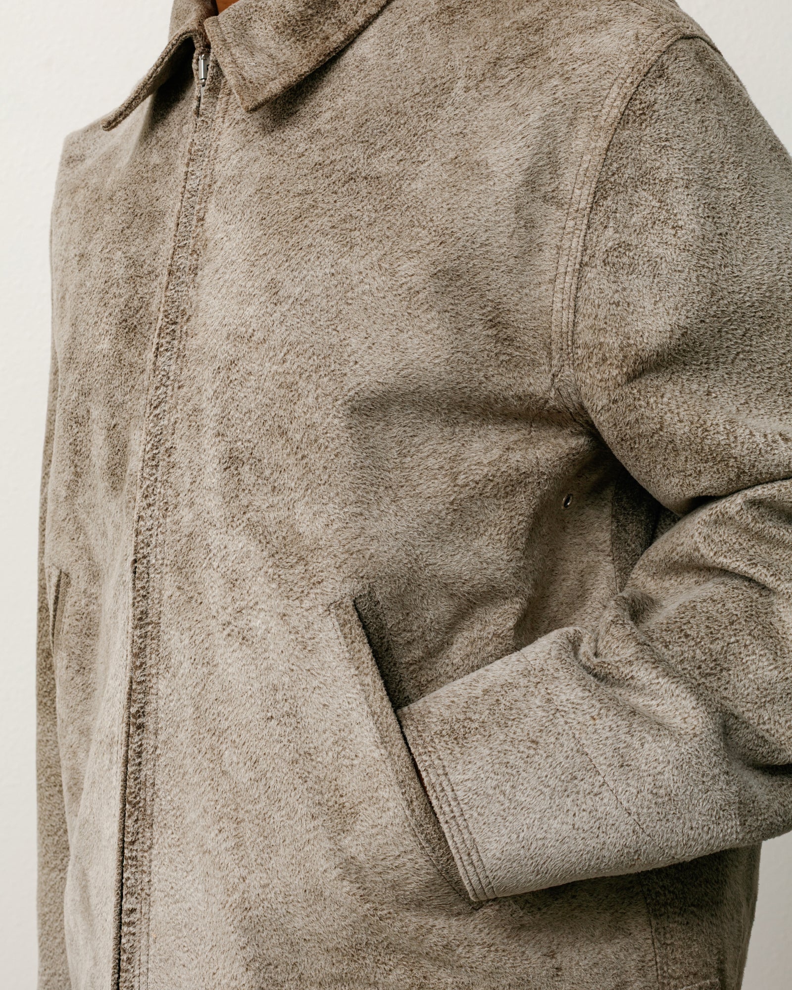Garage Jacket Suede ユニセックスの長袖ジャケット、カラー：Suede、スエード素材。