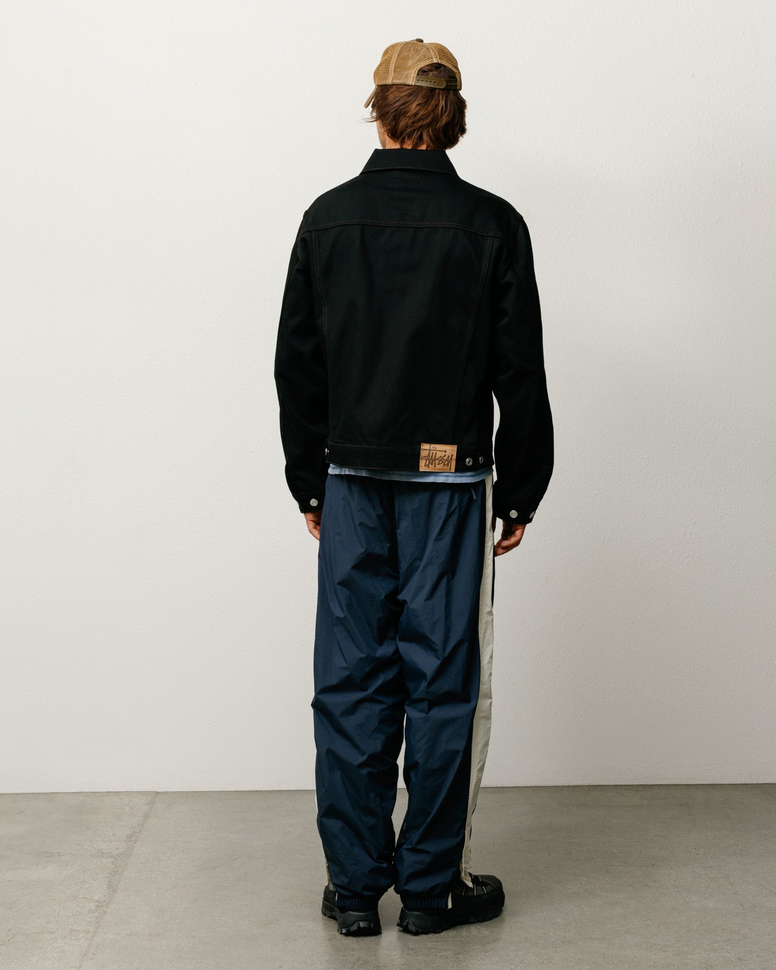 Stüssy デニムトラッカージャケット、ローブラックのコントラストステッチが際立つ落ち着いたトーン
