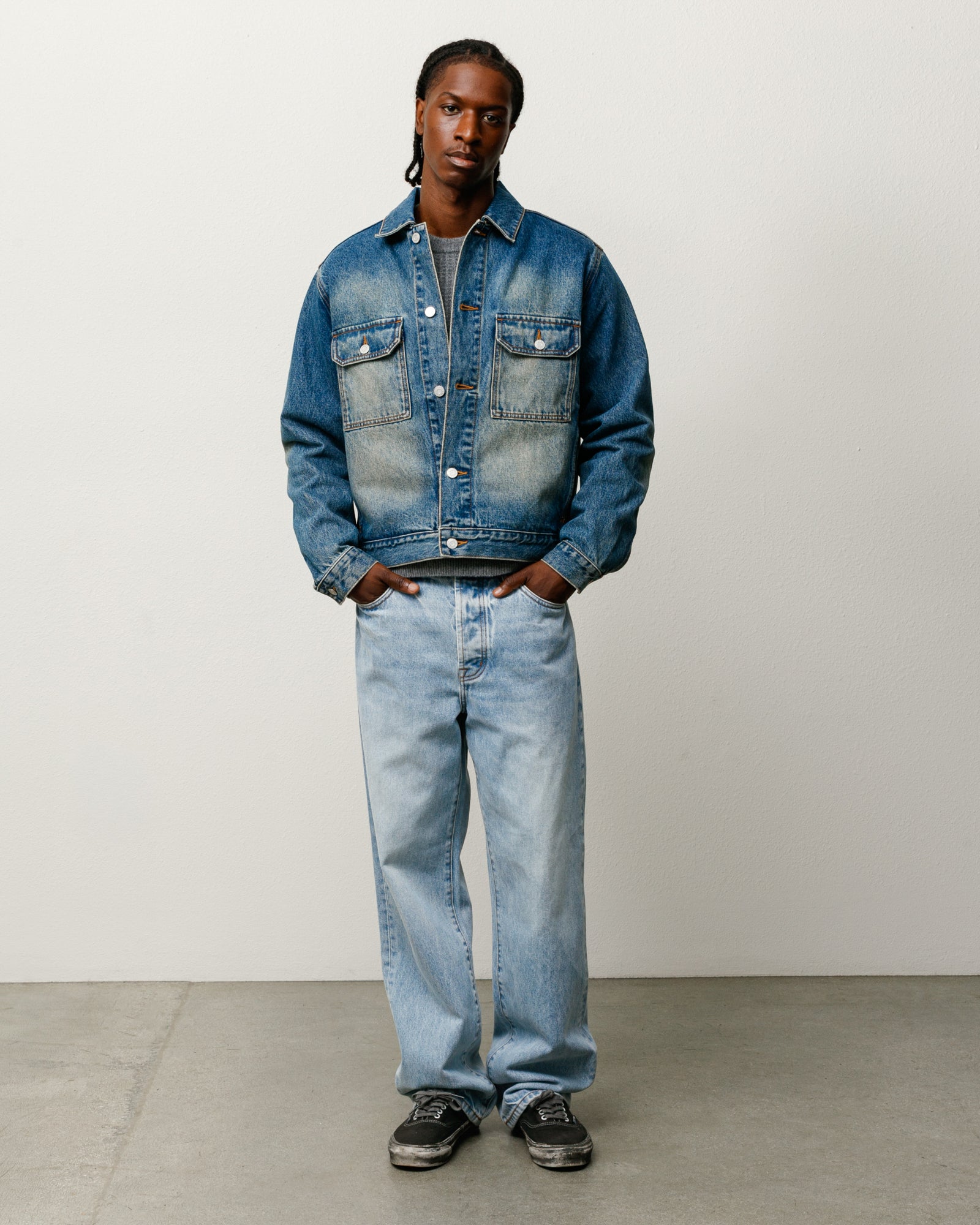 Stüssy デニムトラッカージャケット（ダークウォッシュ インディゴ、ユニセックス）