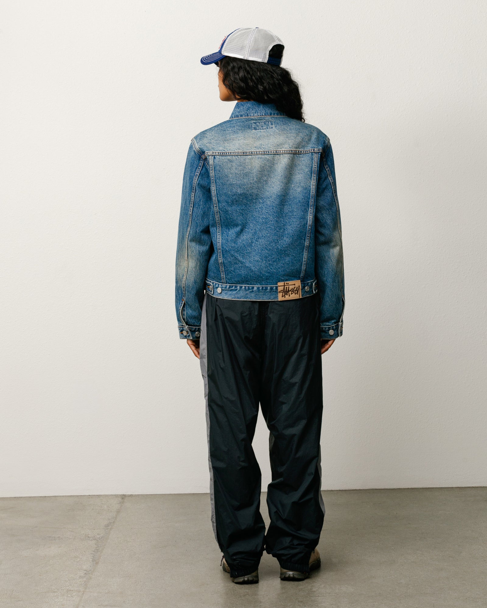 Stüssy ユニセックス デニム トラッカージャケット、ダークウォッシュのインディゴカラー、背面ビュー