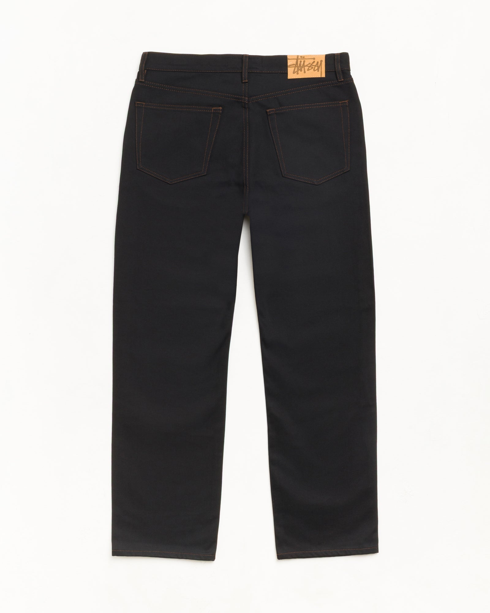 ロウブラックのコントラストステッチが映えるNew Classic Jeanデニムジーンズの背面