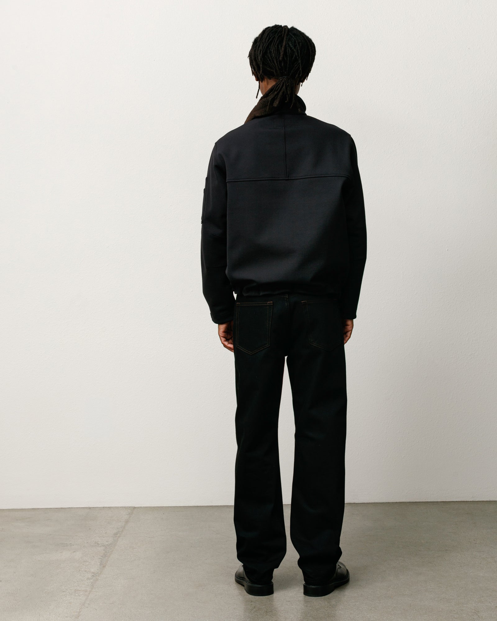 Raw Black Contrast StitchカラーのNew Classicジーンズ、デニム地のコントラストステッチが特徴。