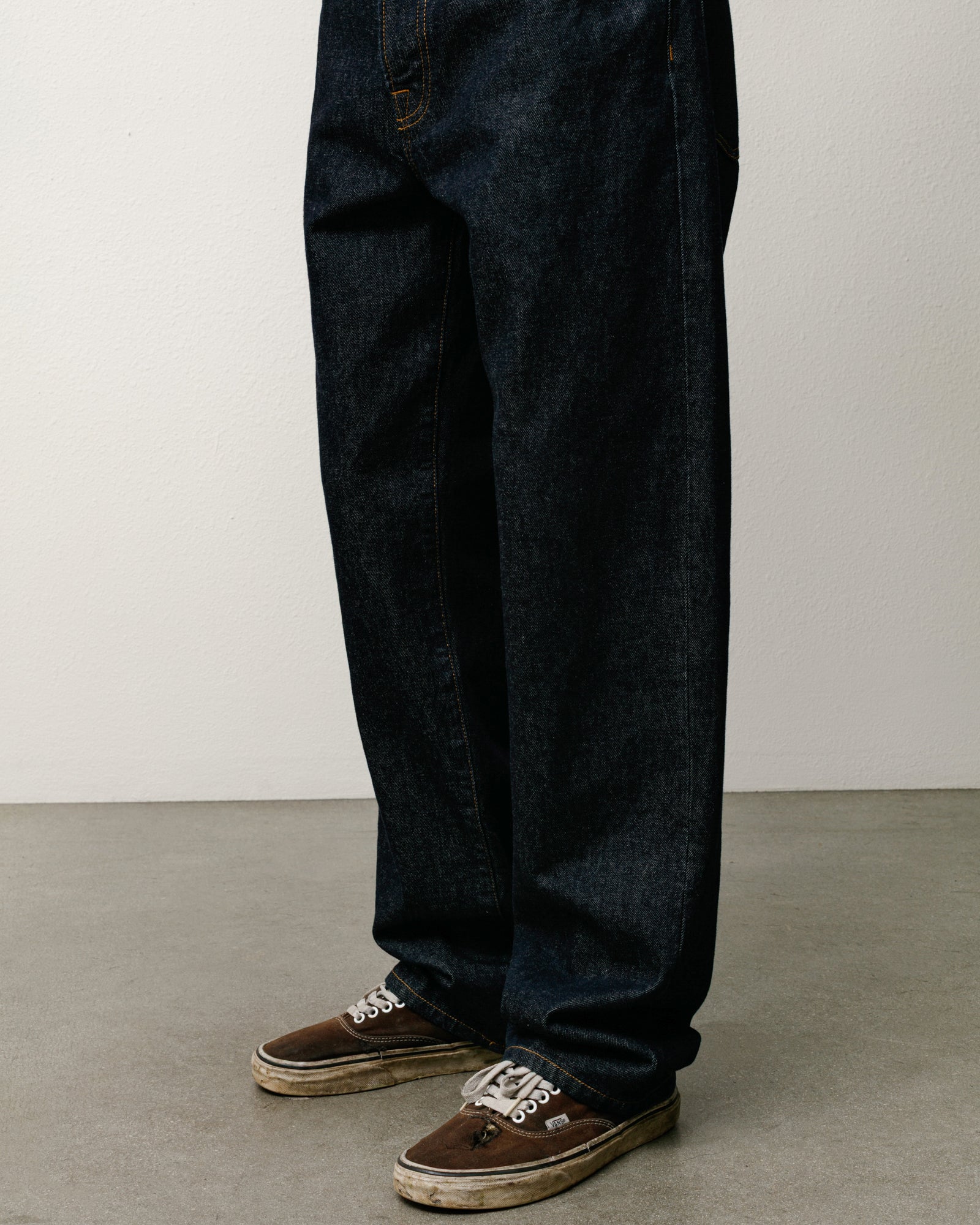 Stüssy New Classic Jean デニムジーンズ、カラー：リンスドインディゴ、ユニセックス