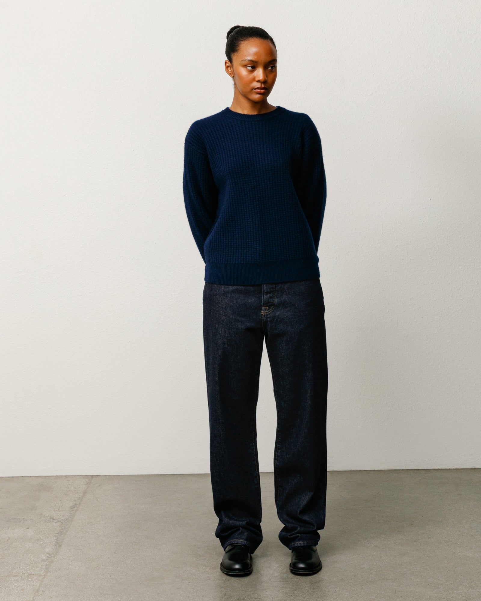 StüssyのNew Classic Jean Denim、リンスドインディゴのユニセックスジーンズ、クラシックフィットのストレートデニム