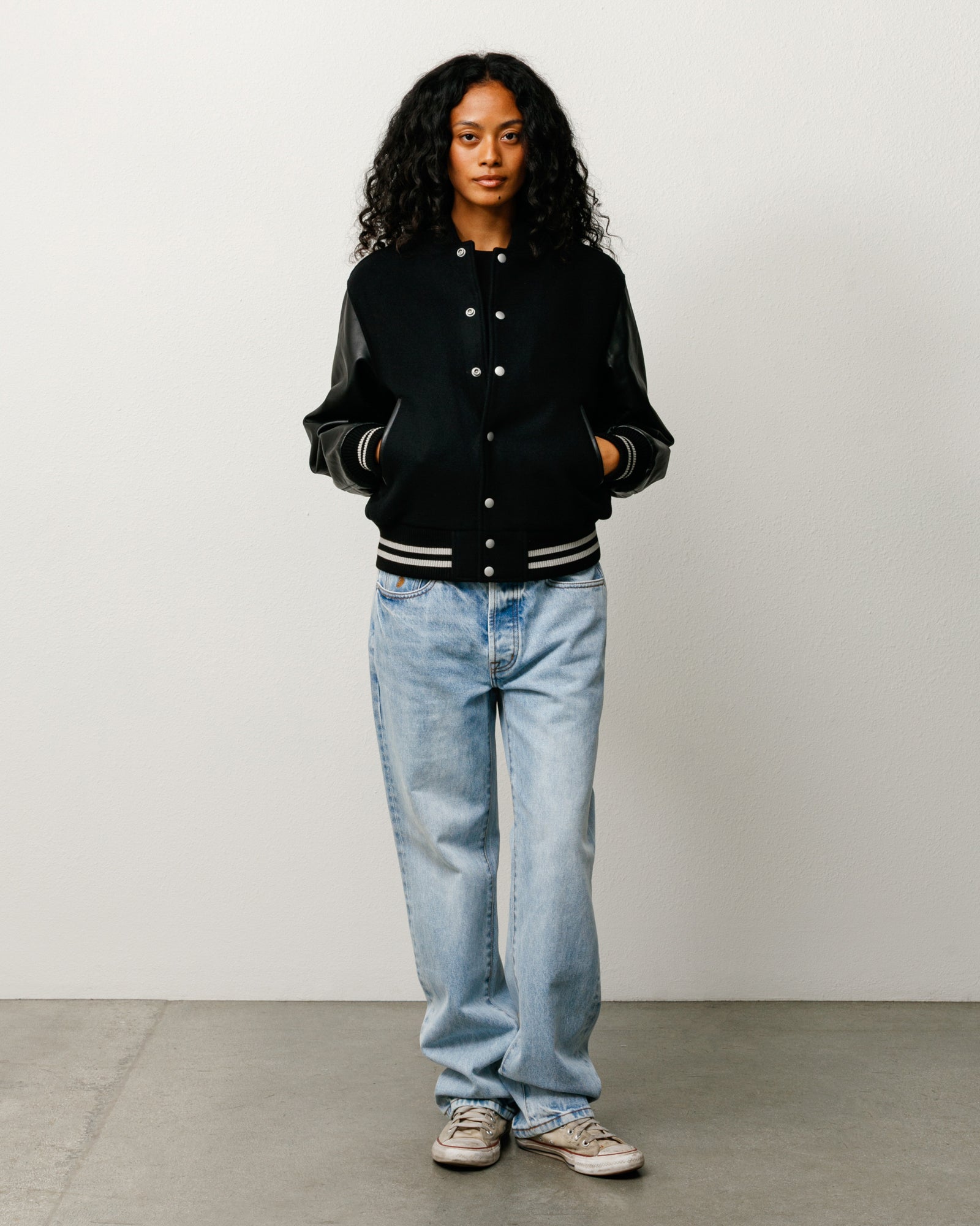 Stüssy スリム ジーン デニム ライトウォッシュインディゴ、ストレートカットのユニセックス綿100%