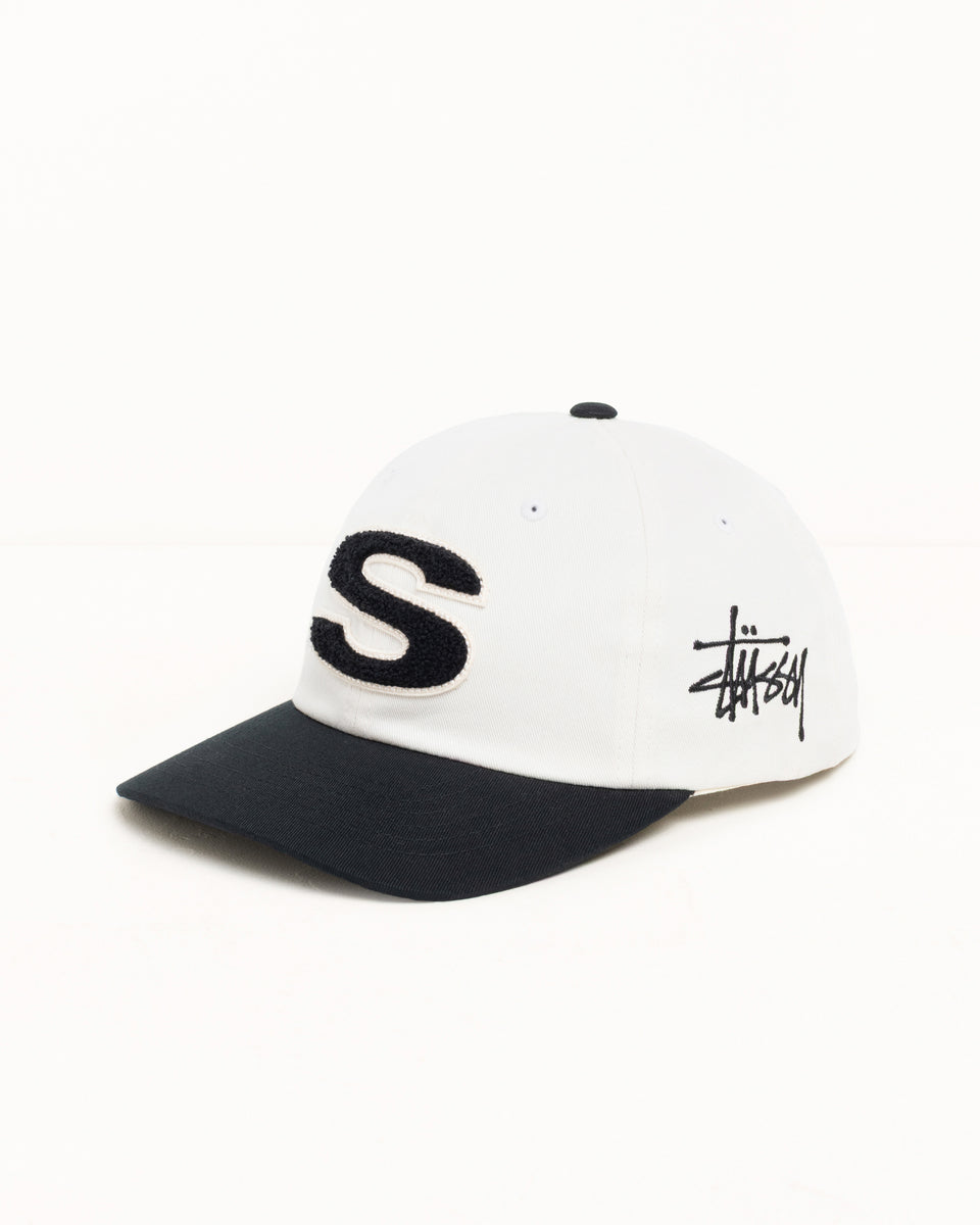 ナチュラルカラーのChenille S Low Pro Cap アクセサリー。フロントにシェニールパッチ、サイドにStüssyロゴの刺繍を施したシックスパネルキャップ。