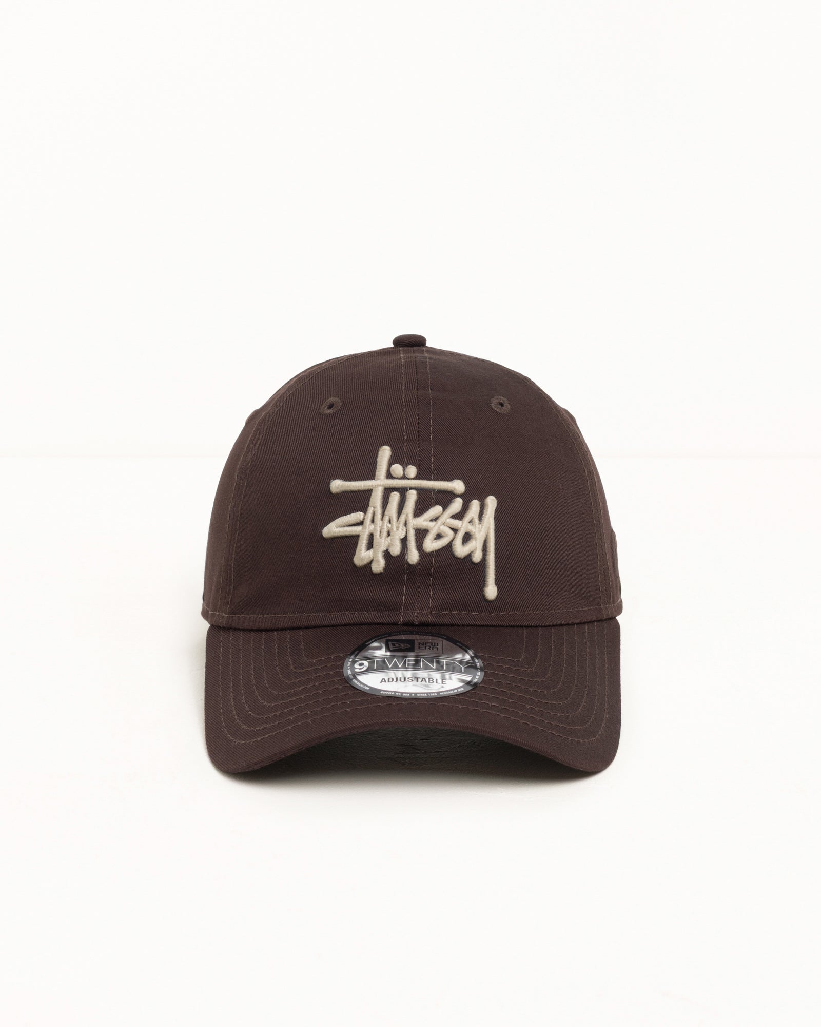 9TWENTY BASIC CAP ヘッドウェア ブラウン、コットンツイルのストラップバックに立体のStüssyロゴ
