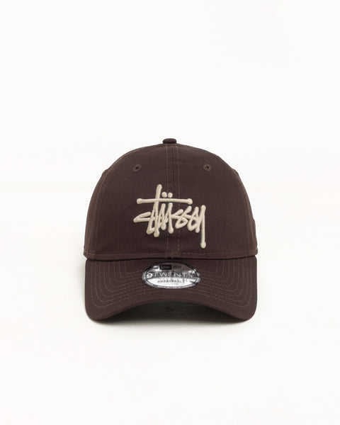 9TWENTY BASIC CAP ヘッドウェア ブラウン、コットンツイルのストラップバックに立体のStüssyロゴ