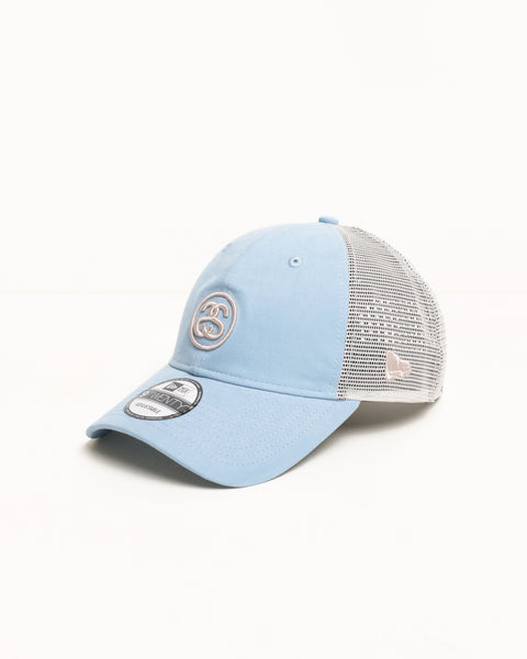 9Twenty Stüssy SS Link Trucker Headwear ブルー。フロントのSSリンク刺繍と通気性に優れたメッシュ素材を組み合わせた、スタイリッシュな6パネルのトラッカーキャップです。