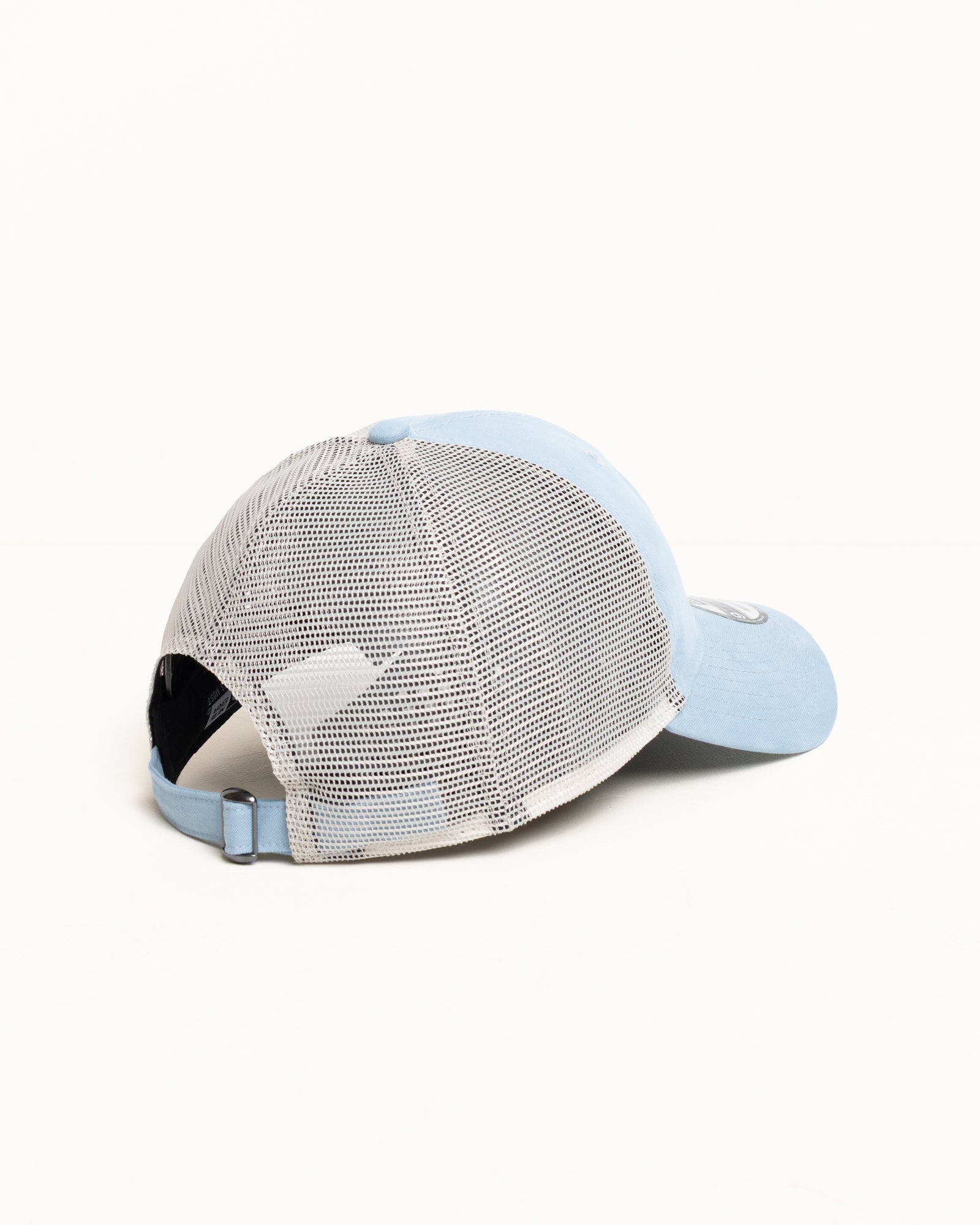 Stüssy 9TWENTY SSリンク トラッカー アクセサリー（ブルー）。背面のメッシュパネルとサイズ調整可能なストラップバックが特徴です。