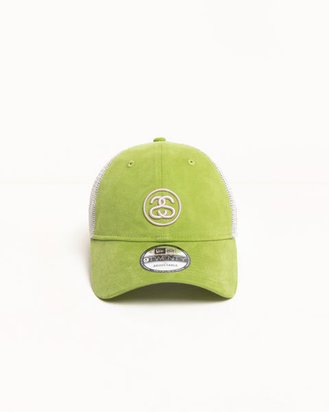 ライムグリーンのコットンツイルとメッシュ素材にStüssyのSSリンク刺繍をあしらった、New Era 9TWENTYトラッカーキャップ。