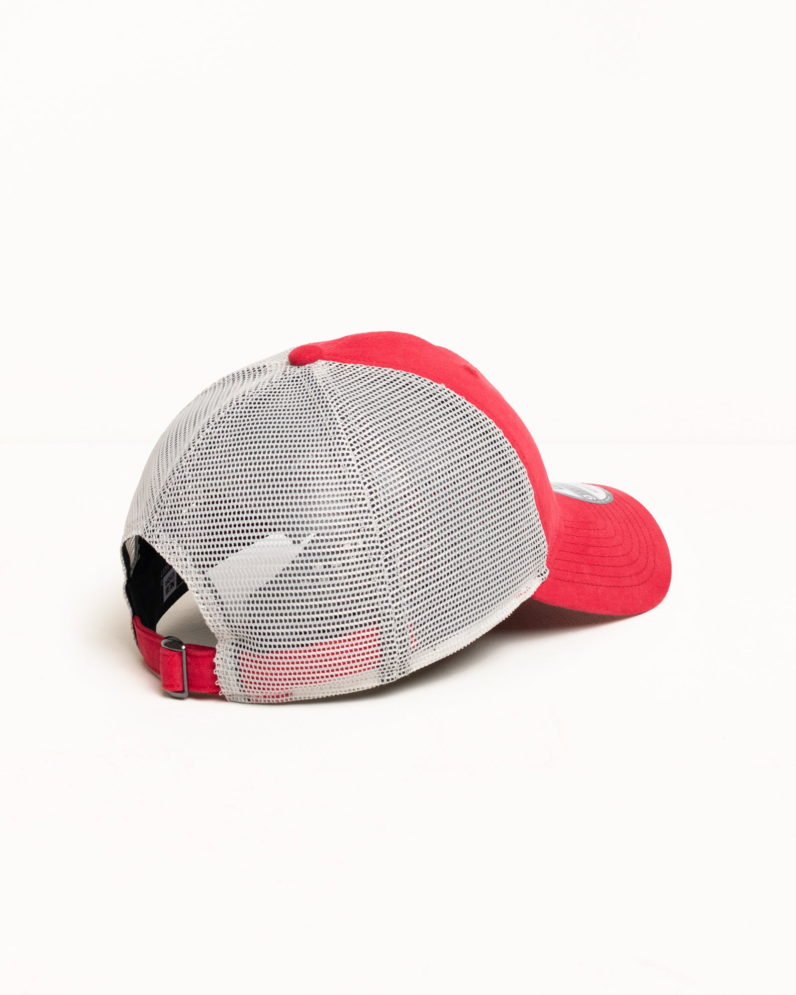 Stüssy Ss Link Trucker 9twenty アクセサリー（レッド）は、メッシュパネルを採用した背面デザインです。