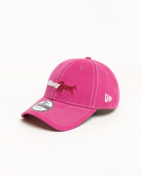 ピンクカラーのStüssy Sport 9twenty アクセサリー。フロントに刺繍されたロゴとコントラストステッチが際立つ、洗練されたデザインのキャップ。