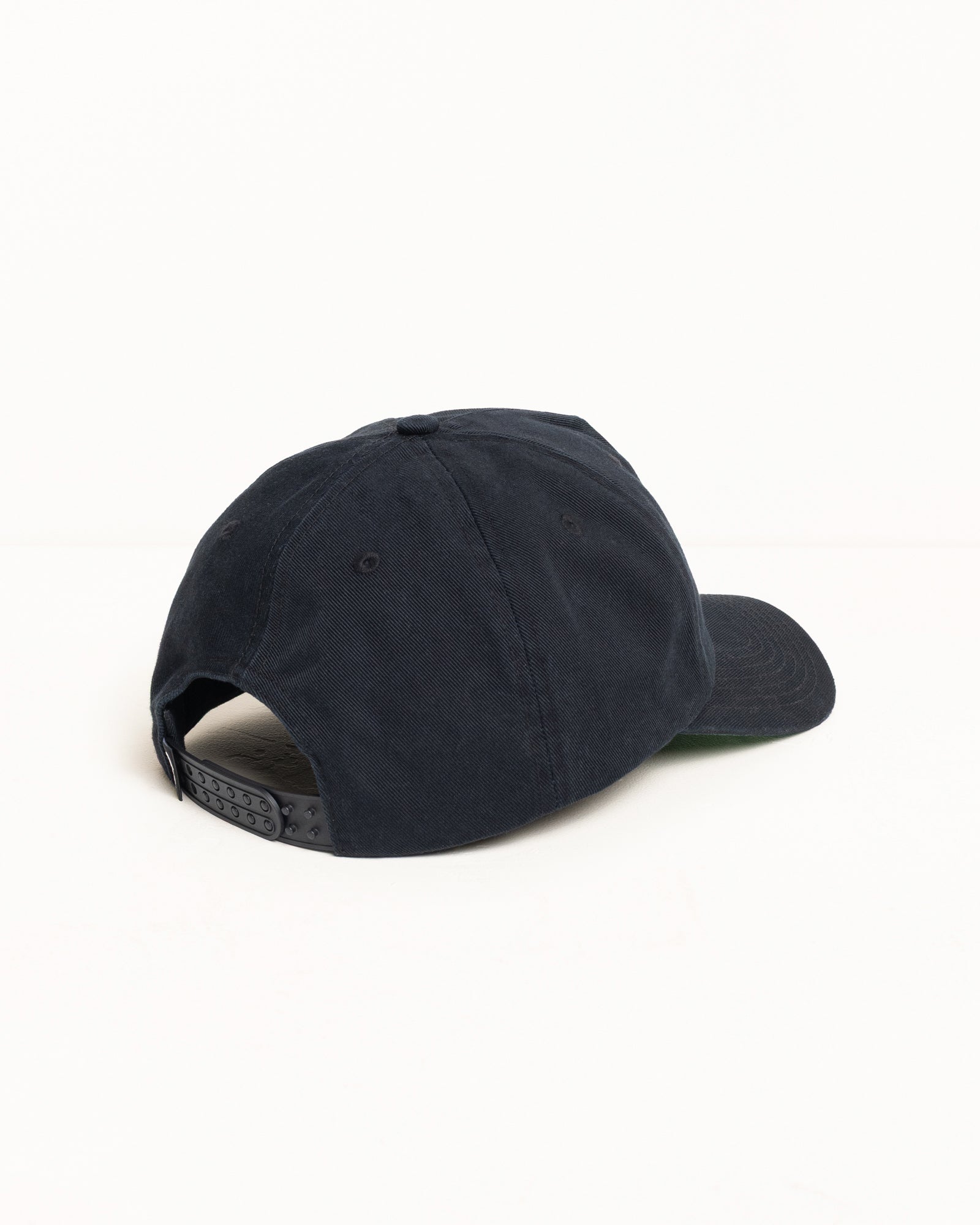 ネイビーエクリプス（Navy Eclipse）カラーのビッグストック ミッドデプス キャップ アクセサリー。Stüssyのロゴが入った背面のスナップバックと、柔らかなコットンツイル素材が特徴です。