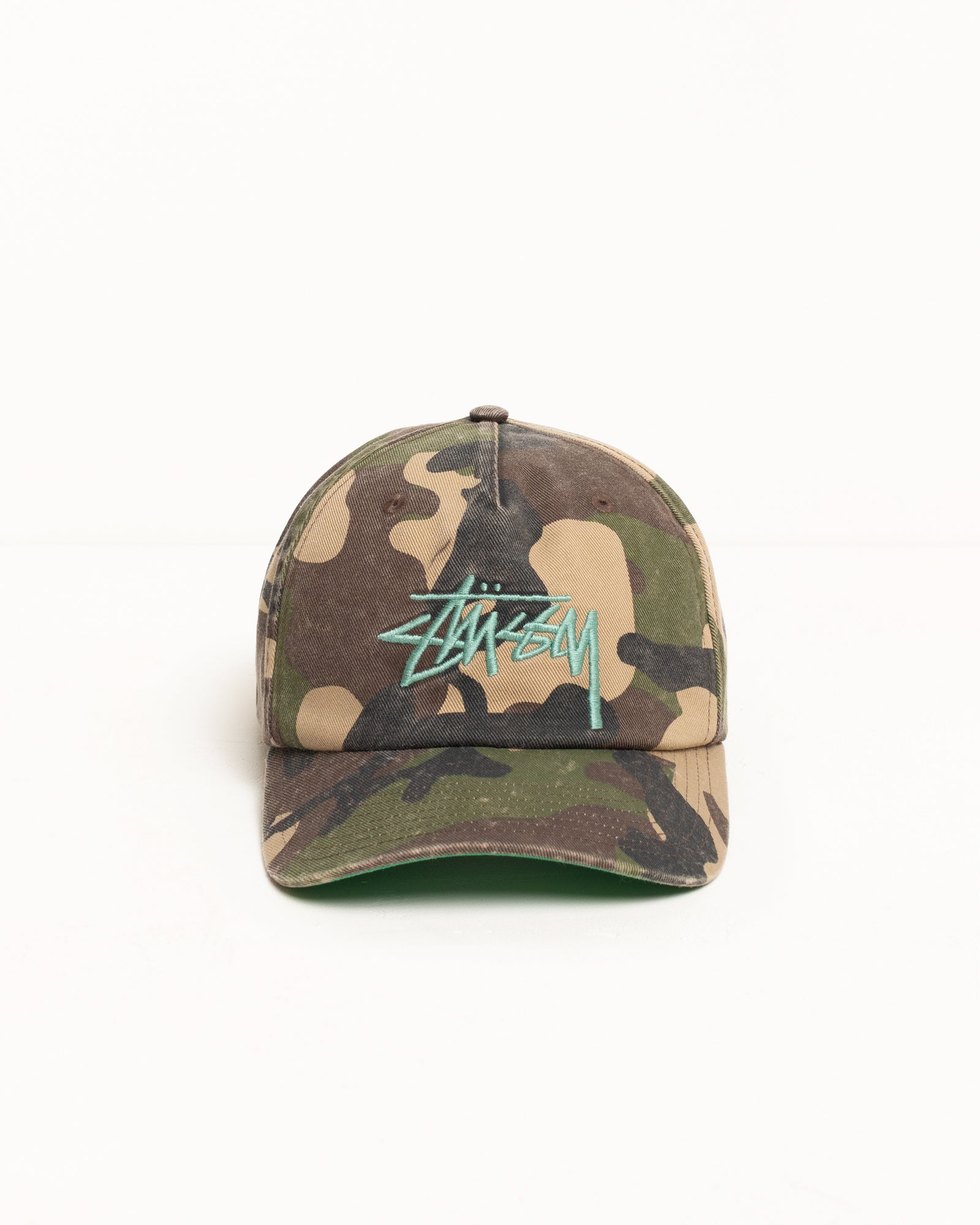 ウッドランドカモカラーのBig Stock Mid Depth Capアクセサリー。フロントにStüssyのストックロゴが刺繍された、ミッドデプスの5パネルキャップです。