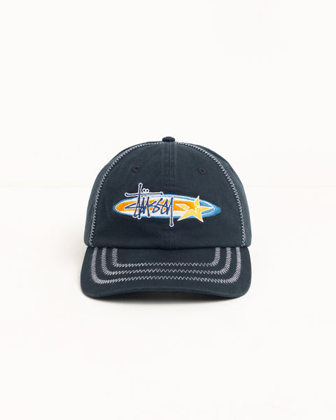 ブラックのコットンツイルキャップ、コントラストのジグザグステッチとStüssyロゴ刺繍がアクセント