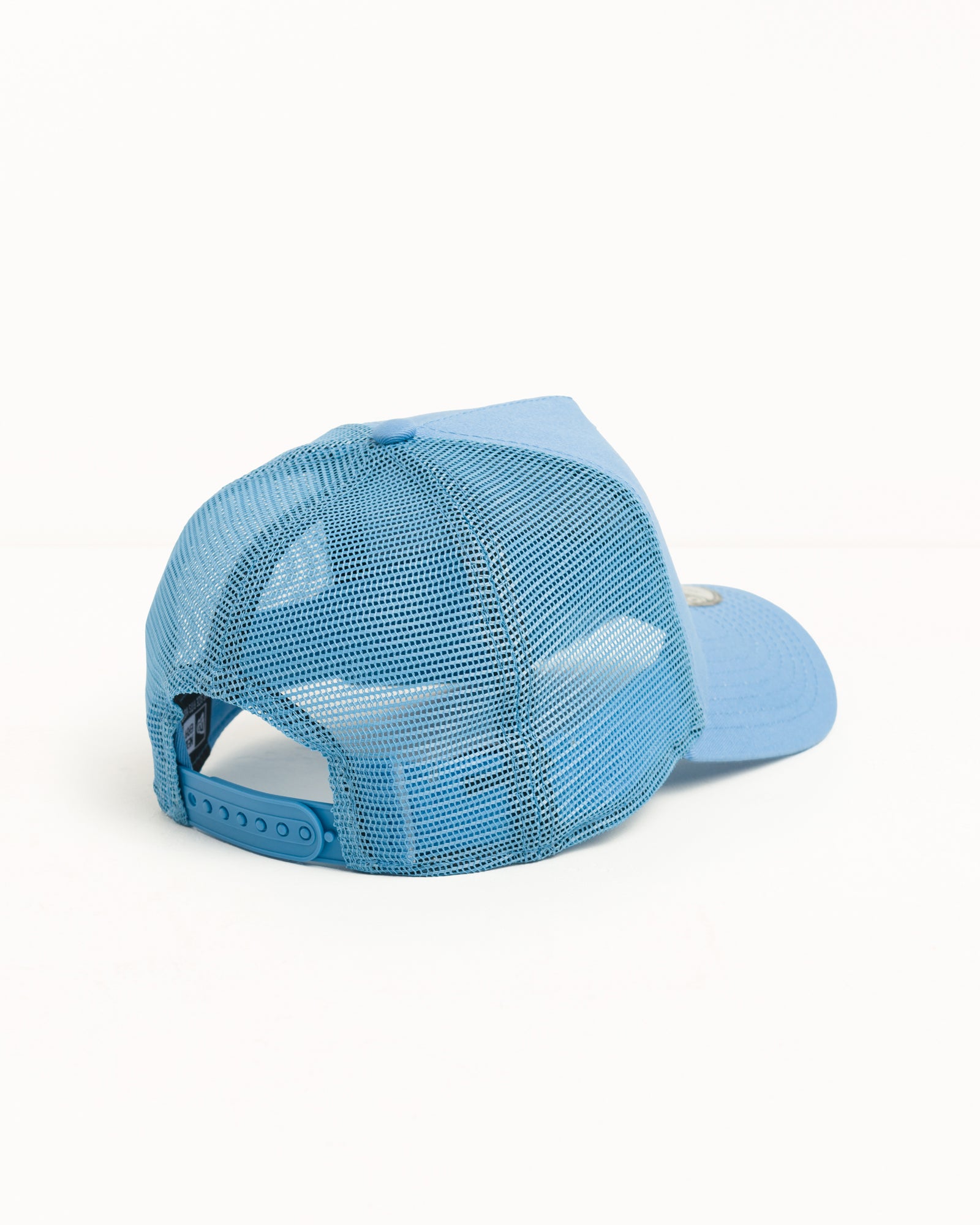 Stüssy 9FORTY Sport Trucker スカイブルー、コットンツイルのフロントとメッシュバック、スナップバック仕様のキャップ