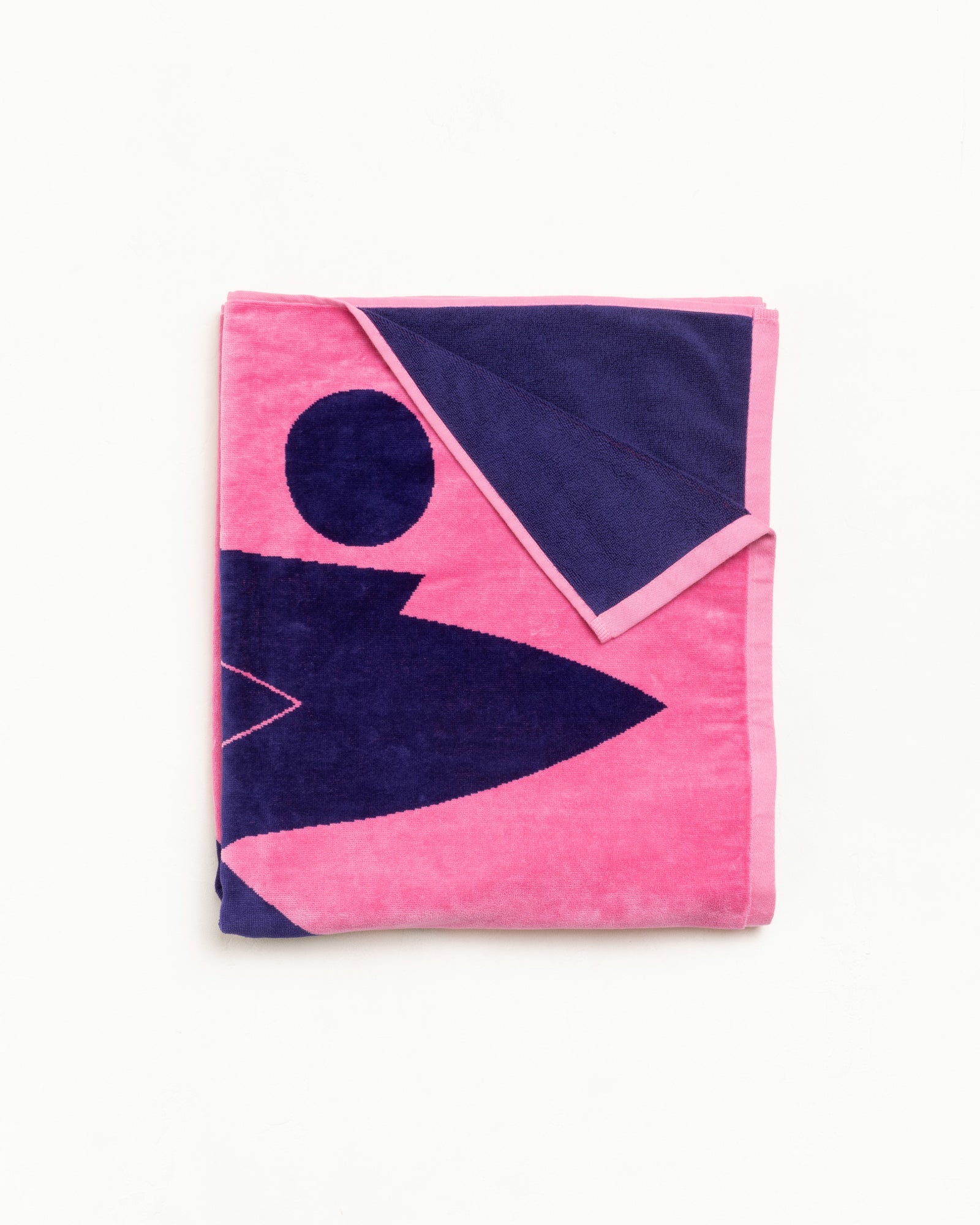ピンクのStüssy Surfman Beach Towel Accessoriesは、上質な100%コットン素材にジャカード織りのサーフマングラフィックを配した、ビーチやプールに最適な大判タオルです。