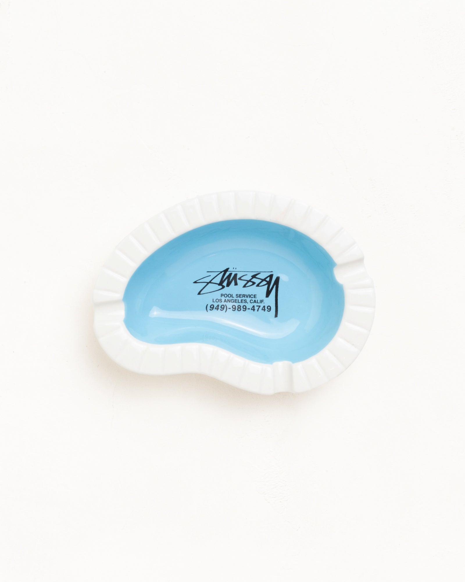 マルチカラーのPool Service Ashtray アクセサリー。中央にStüssyグラフィックを配した、プールを模したデザインのセラミック製灰皿。