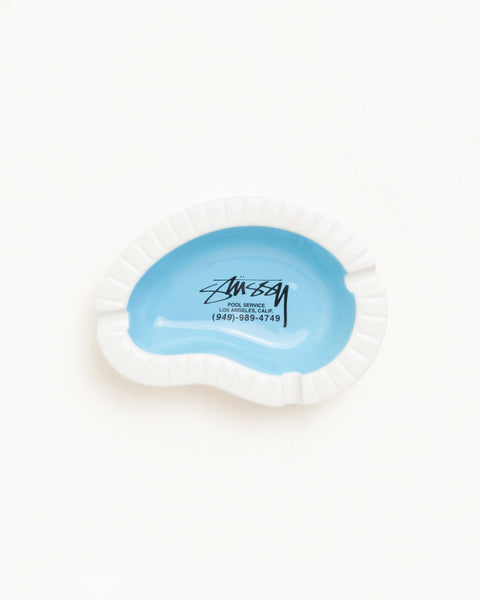 マルチカラーのPool Service Ashtray アクセサリー。中央にStüssyグラフィックを配した、プールを模したデザインのセラミック製灰皿。
