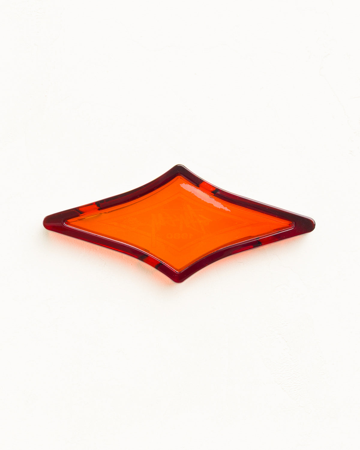 Surf Diamond Ashtray アクセサリーアイテム、アンバーのガラス仕上げのデザイン仕様