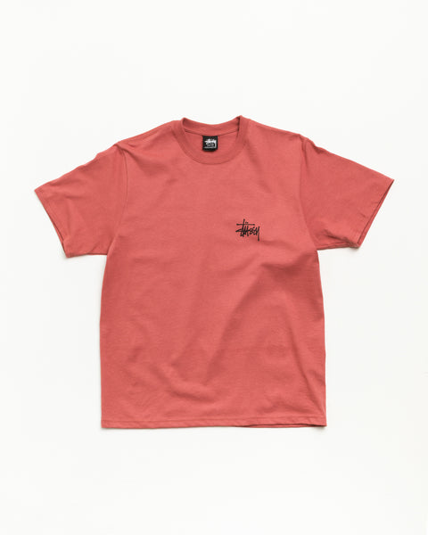 Basic Stüssy Tee ユニセックスの半袖コットンTシャツ、カラーはClay、胸元にロゴ