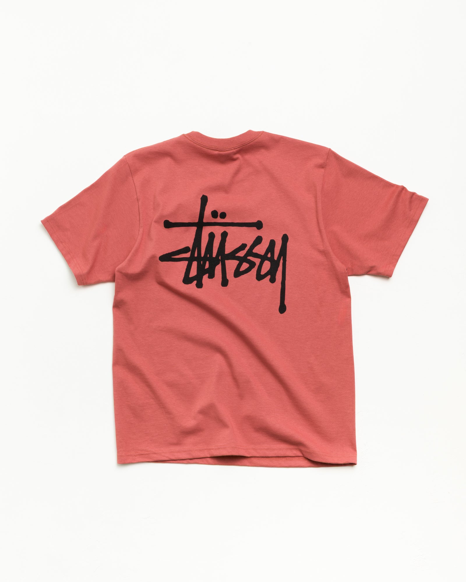 Basic Stüssy Tee ユニセックス対応の定番半袖Tシャツ、カラー: Clay（クレイ）