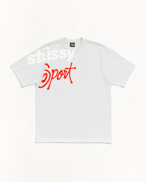 アッシュヘザーのユニセックス半袖Tシャツ、フロントに赤の“Sport”ロゴと白“stussy”プリント