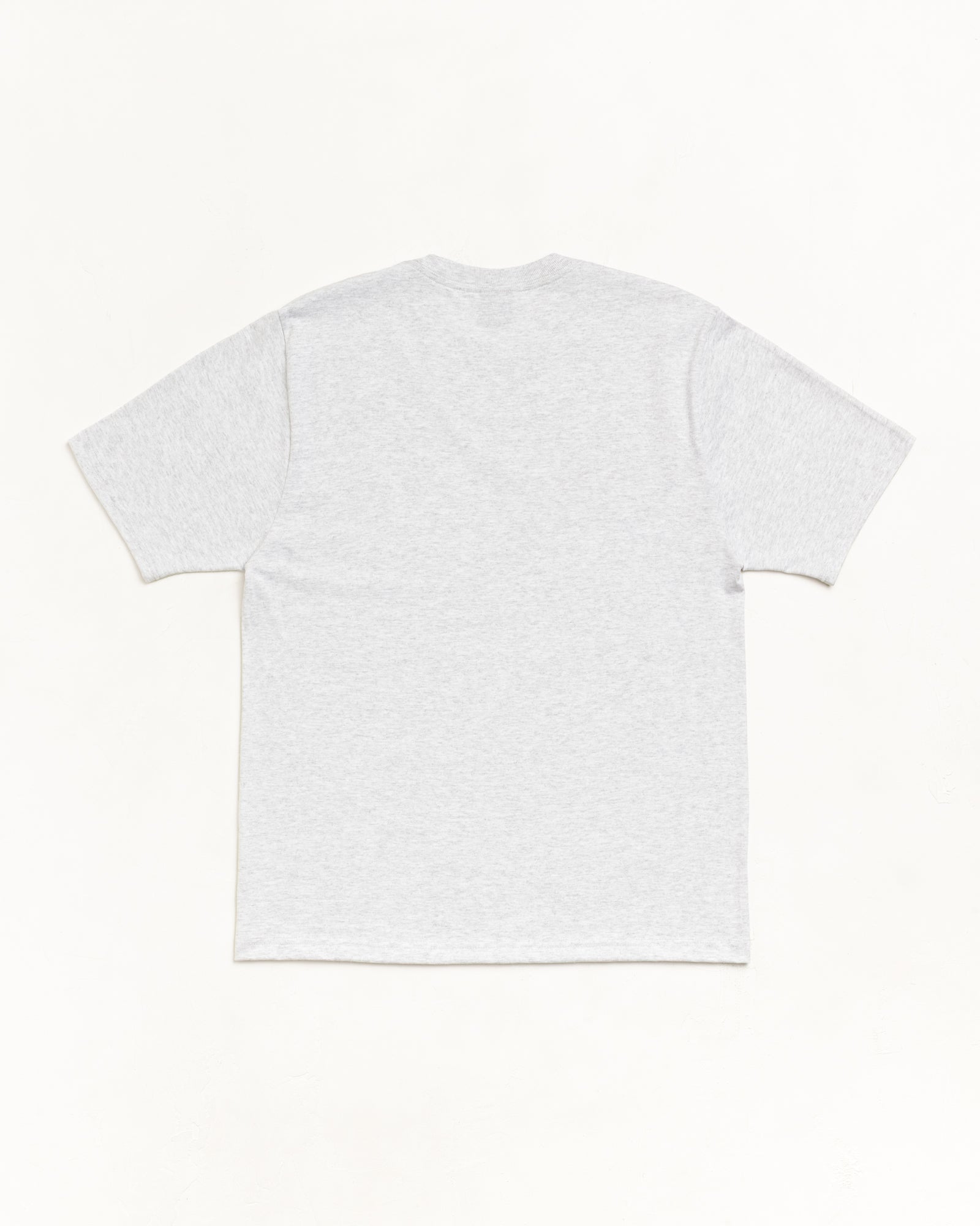 Stüssyのユニセックス半袖Tシャツ、アッシュヘザーのライトグレー。背面をフラットレイで撮影