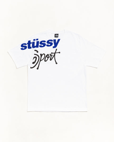 ホワイトのユニセックス半袖Tシャツ、前面にStüssy Sportロゴをスクリーンプリント